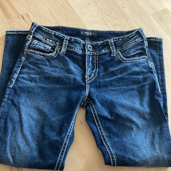 Suki- Straight Short Length - Picture 4 of 6